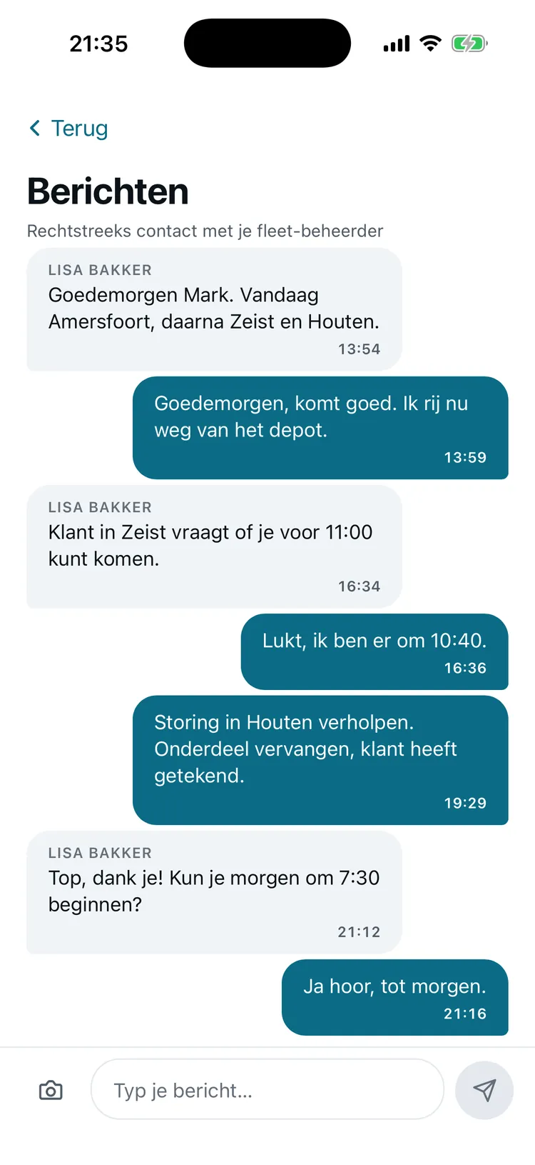 Berichtenscherm in de FleetMCP-app: een gesprek tussen de bestuurder en de planner over de ritten van vandaag. Voorbeeldgegevens.