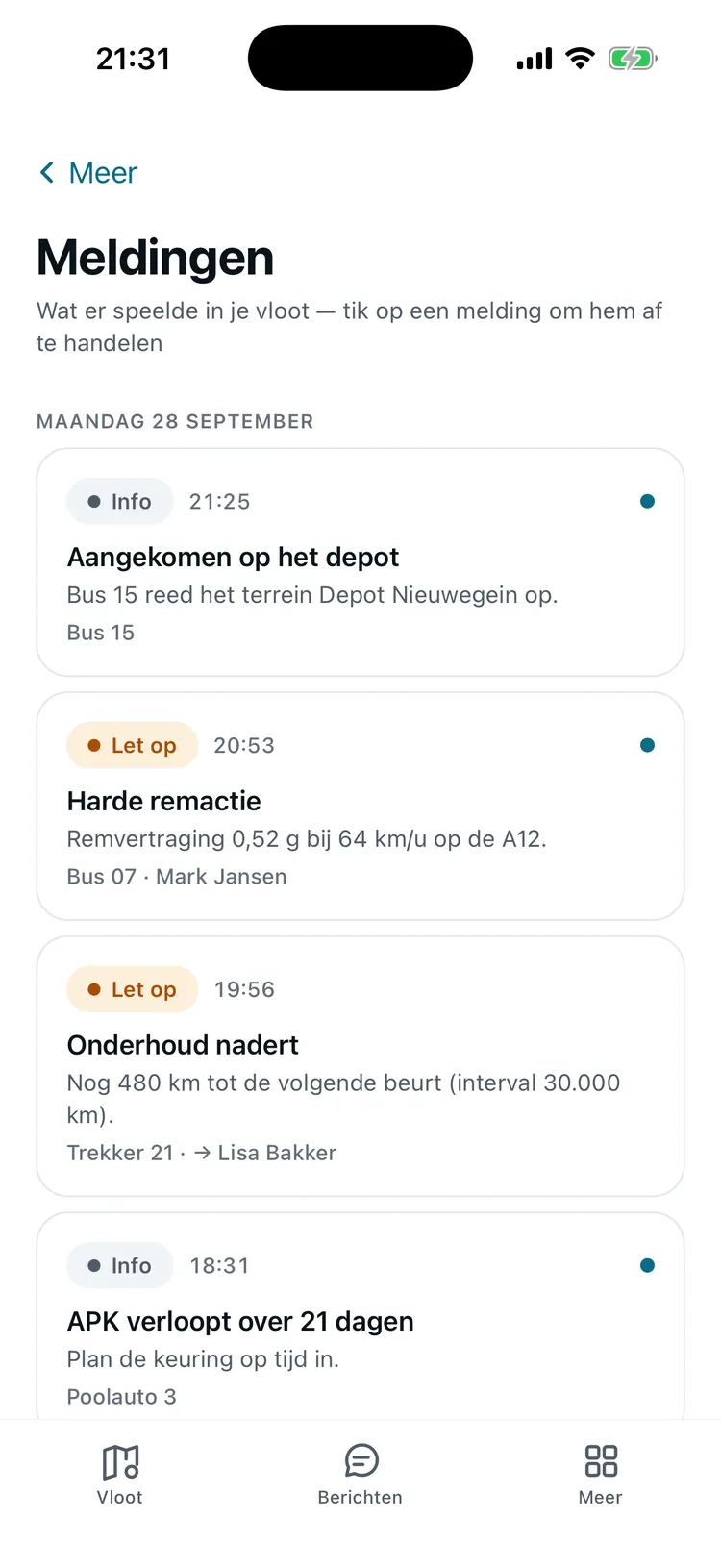 Meldingenscherm in de FleetMCP-app: een aankomst op het depot, een harde remactie, onderhoud dat nadert en een APK die verloopt. Voorbeeldgegevens.