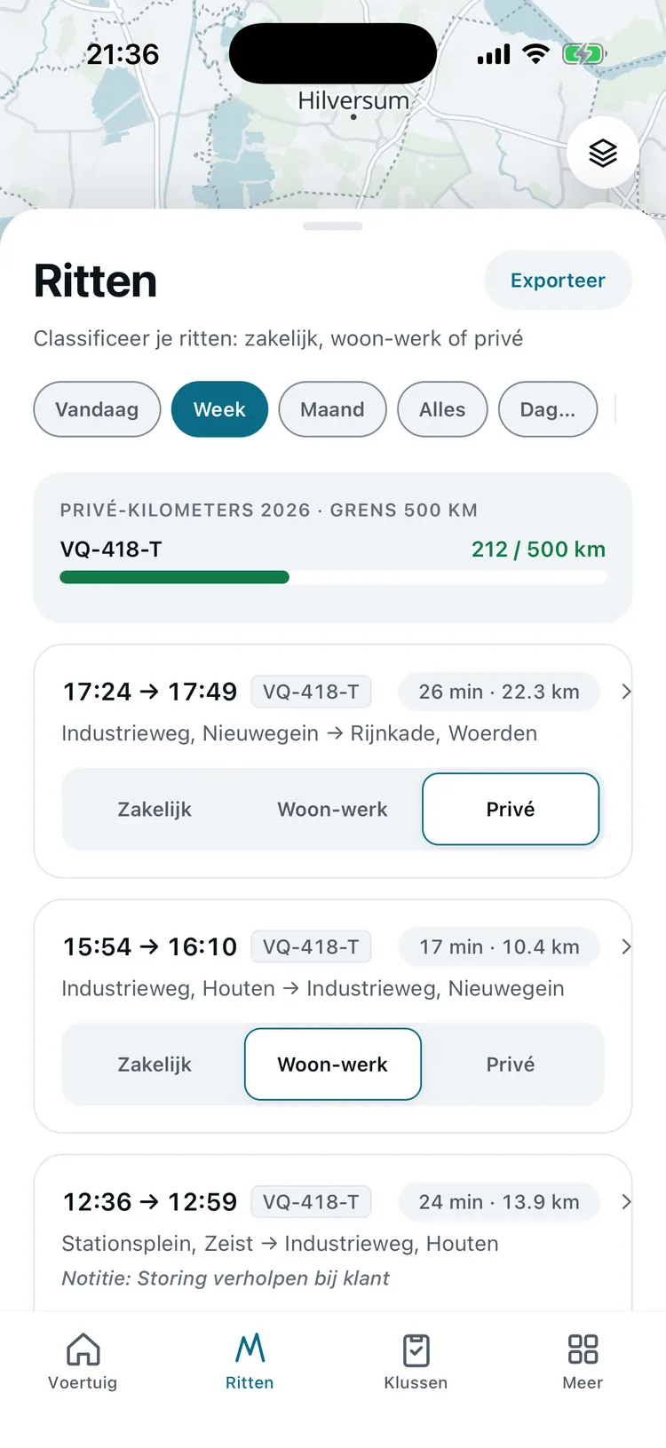 Rittenscherm in de FleetMCP-app: de privé-teller op 212 van 500 kilometer en drie ritten van vandaag, elk met de keuze zakelijk, woon-werk of privé. Voorbeeldgegevens.