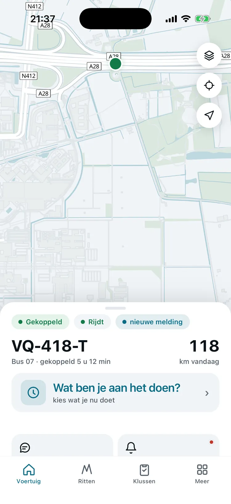 Voertuigscherm in de FleetMCP-app: het gekoppelde voertuig rijdend op de A28 bij Amersfoort, met de status gekoppeld en rijdt en 118 kilometer vandaag. Voorbeeldgegevens.