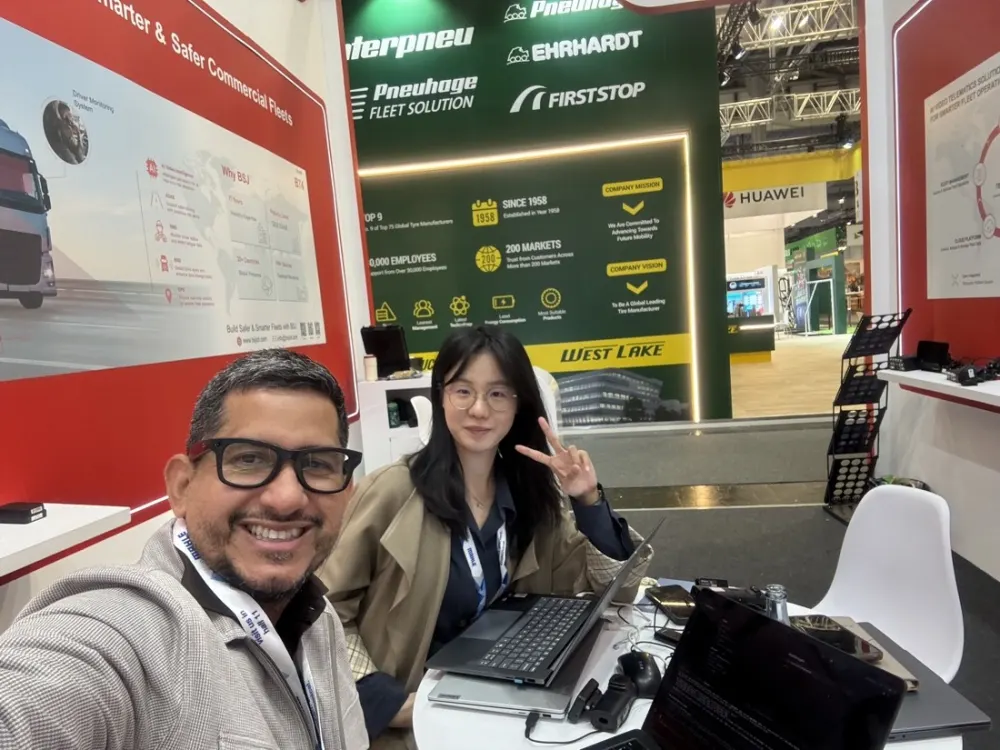 Andres Viana van HubLogiQ met Willow van BSJ Technology op de stand van BSJ, IAA Transportation Hannover