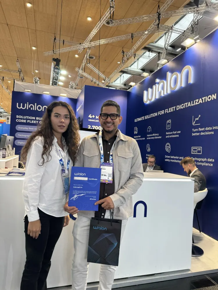 Andres Viana van HubLogiQ met het Wialon Silver Partner-certificaat 2026 op de stand van Wialon, IAA Transportation Hannover
